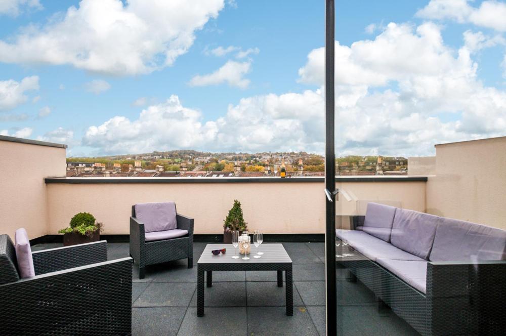 Solar Sanctuary- Skyline Balcony, City Centre, Three Floors, King Beds, Netflix And More! Бат Екстериор снимка