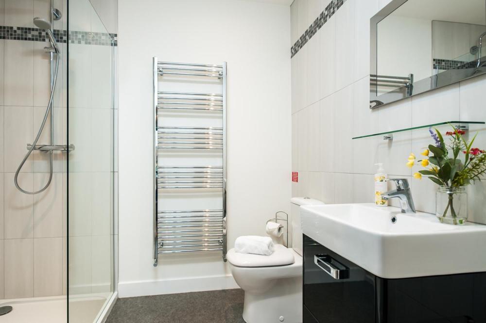 Solar Sanctuary- Skyline Balcony, City Centre, Three Floors, King Beds, Netflix And More! Бат Екстериор снимка
